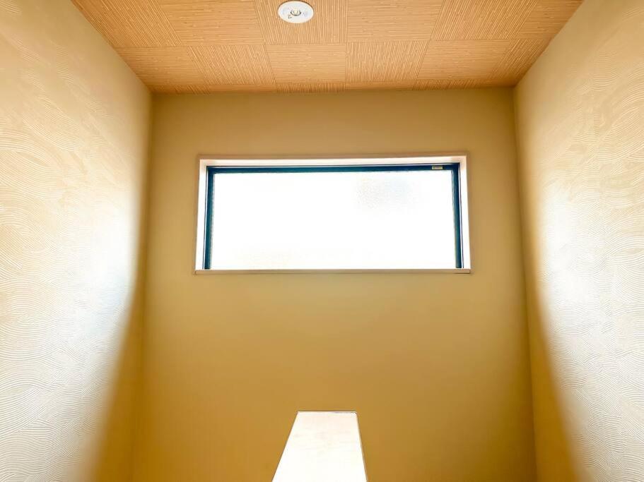 全新～和風獨立屋*兩浴兩衛*商店街*大型超市*車站4分鐘*機場鐵路35分鐘直達 提供接送機/導遊服務 Osaka